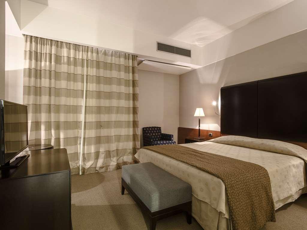 Flyon Hotel & Conference Center Bologna Phòng bức ảnh A room at the hotel